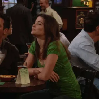 🍕 Robin Scherbatsky How I Met Your Mother phụ nữ, áo sơ mi xanh lá cây, quán bar, bàn, How I Met Your Mother, Robin Scherbatsky, chương trình TV telegram sticker