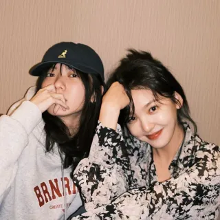 👯‍♀ BRNR женщины, дружба, портрет, кэжуал, улыбается, люди, молодежь, мода whatsapp sticker