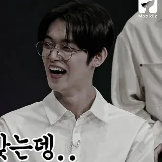 🍗 가는뎅.. Mann, Asiate, Brille, lächelnd, lachend telegram sticker
