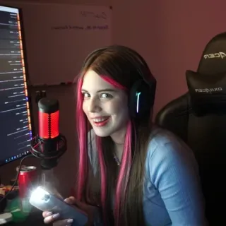 🤍 femme, gamer, casque, ordinateur, cheveux roses, en ligne, streaming whatsapp sticker