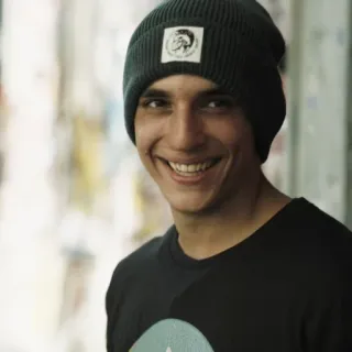 😅 homme, sourire, bonnet, portrait, décontracté, vêtements telegram sticker