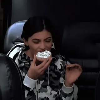 😐 kylie jenner, bánh donut, ăn, người nổi tiếng, đồ ăn, phụ nữ whatsapp sticker