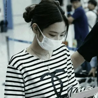 🇶🇦 Jennie kpop, piosenkarka, moda, kobieta, lotnisko, maska telegram sticker