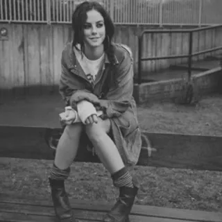 🕸 Kaya Scodelario Kaya Scodelario, Schauspielerin, Frau, Schwarzweiß, Stiefel whatsapp sticker