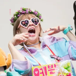 🤪 예쁜
에벌레 kobieta, okulary przeciwsłoneczne, wianek, śmieszne, radosny, krzyczący telegram sticker