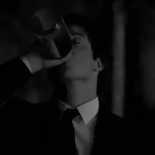 ▪️ Picie, Mężczyzna, Garnitur, Krawat, Czarno-białe, Alkohol, Koktajl telegram sticker
