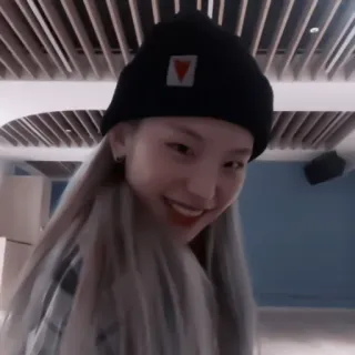 💋 phụ nữ, mũ, mũ len, nụ cười, chân dung, tóc vàng telegram sticker