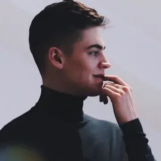 ✨ homem, retrato, gola alta, hero fiennes tiffin, ator, moda telegram sticker