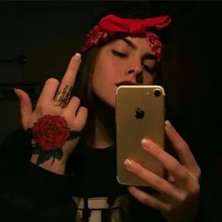 😤 dito medio, gesto offensivo, ragazza, selfie, tatuaggio, rosa telegram sticker
