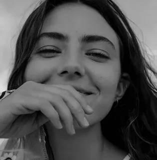 😊 portret, vrouw, glimlach, gezicht, grijstinten, persoon telegram sticker