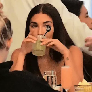 🐞 женщина, пьет, коктейль, стол, ресторан whatsapp sticker