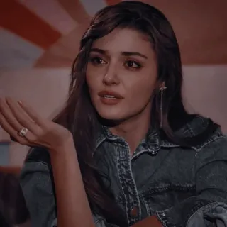♥️ kobieta, portret, Hande Ercel, denim, pierścionek, biżuteria telegram sticker