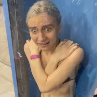 😱 mujer, asustada, frío, agua, expresión, miedo, retrato telegram sticker