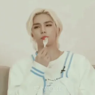 🪡 IC/NHOHXHLB 사람, 먹는, 금발 머리, 숟가락 telegram sticker