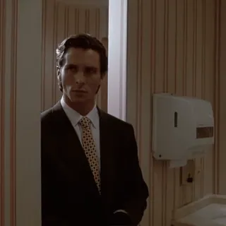 😠 Patrick Bateman American Psycho Патрик Бэйтмен, Американский психопат, Кристиан Бэйл, Фильм, Кино, Серийный убийца, Деловой костюм, Галстук, 1980-е whatsapp sticker