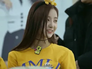 🥂 JJaga moda, kobieta, kpop, portret, uśmiech, żółta koszula whatsapp sticker