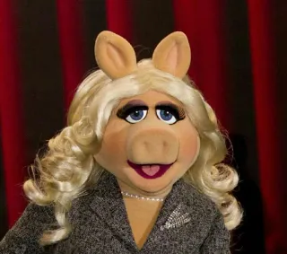 😐 Miss Piggy The Muppets Miss Piggy, Muppets, maiale, burattino, personaggio telegram sticker