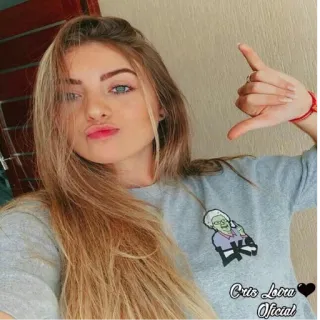 😚 Cris Lobra Oficial Frau, Mädchen, Shaka-Zeichen, Porträt, graues Shirt, lange Haare, Cris Lobra Oficial telegram sticker
