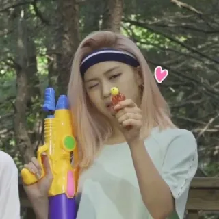 🔫 ผู้หญิง, ปืนฉีดน้ำ, ของเล่น, ผมสีชมพู, หัวใจ, ขยิบตา telegram sticker
