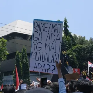 🤡 RAME AMAT
GA ADA YG MAU
MUTUALAN
APA?? Протест, Плакат, Толпа, Взаимный, Индонезия telegram sticker