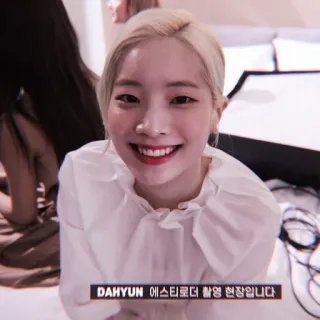 🥮 Dahyun DAHYUN 에스티로더 촬영 현장입니다 Dahyun, K-pop, Twice, Idol, Coreana, Donna, Sorriso, Ritratto telegram sticker