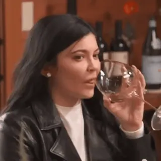 🚩 Kylie Jenner kylie jenner, vinho, mulher, copo, bebida telegram sticker