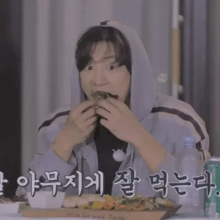 🎠 잘 야무지게 잘 먹는다. ăn, đồ ăn, người, châu á telegram sticker