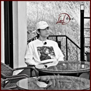 🥂 Lor_Tae homme, café, assis, portrait, décontracté, casquette telegram sticker
