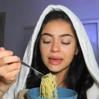 😡 mulher, comendo, macarrão, comida, retrato, dentro de casa telegram sticker