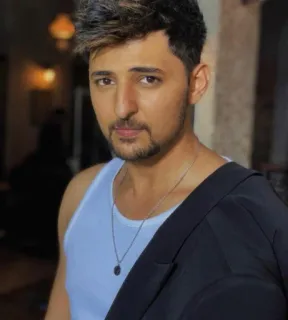 🌟 homme, portrait, indien, chanteur, décontracté, collier telegram sticker