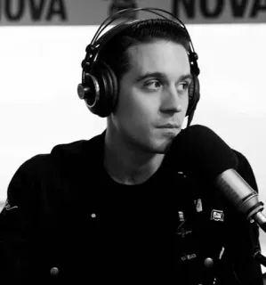 💀 G-Eazy rapper, musicista, musica, cuffie, cantante telegram sticker