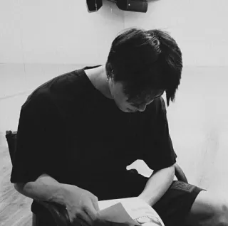 ▪️ 男, 読書, モノクロ, 屋内, 人 whatsapp sticker