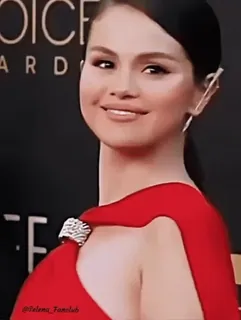 😜 Selena Gomez @Selena_Fanclub Selena Gomez, Schauspielerin, Sängerin, Promi, rotes Kleid telegram sticker