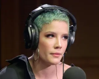 🍒 Halsey Halsey, Músico, Cantora, Fones de ouvido, Retrato whatsapp sticker