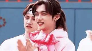 😌 K-pop, người nổi tiếng, người, cười, châu Á whatsapp sticker