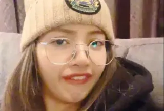 😬 Lisa mulher, óculos, gorro, retrato, kpop, lisa telegram sticker
