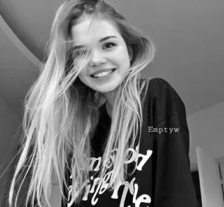🥀 Emptyw женщина, девушка, улыбка, портрет, черно-белый telegram sticker