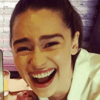 😂 Emilia Clarke celebridad, actriz, riendo, sonriendo whatsapp sticker