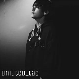 ☁ united_tae Porträt, Schwarzweiß, Mann, Hoodie, Kpop, Idol, Sänger whatsapp sticker