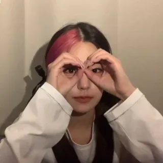 ❄️ женщина, розовые волосы, белая рубашка, жест бинокля, милая, портрет, селфи whatsapp sticker