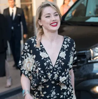 🎬 Amber Heard attrice, ritratto, celebrità, bionda, donna, vestito, sorridente whatsapp sticker