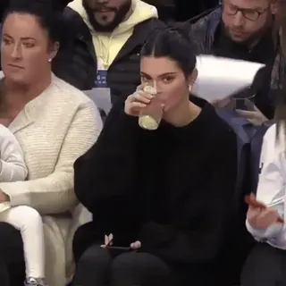 😐 Kendall Jenner женщина, пьет, знаменитость, аудитория, событие whatsapp sticker