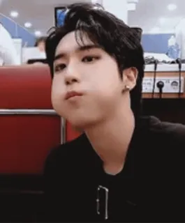 😌 đàn ông, chân dung, trong nhà, châu Á, Hàn Quốc, nam whatsapp sticker