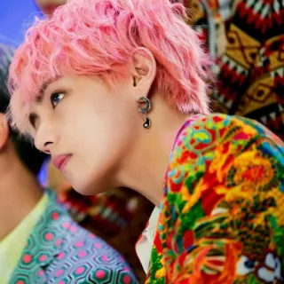 🍌 V V, BTS, K-Pop, cantante, ídolo, pelo rosa telegram sticker