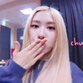 🧁 chu Frau, blonde Haare, Kuss, Handgeste, K-Pop telegram sticker