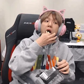 🥢 pessoa, homem, comendo, fones de ouvido, orelhas de gato, suéter telegram sticker