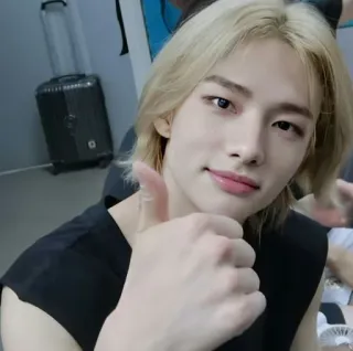 👍 kpop, masculino, pulgar arriba, ídolo, asiático whatsapp sticker