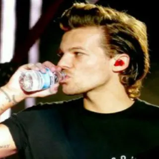 🖤 Louis Tomlinson Луи Томлинсон, Певец, Вода, Пьет, Знаменитость, One Direction telegram sticker