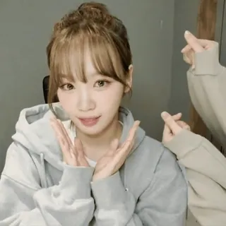 🛹 женщина, портрет, милый, девушка, сердечко пальцами, K-pop, худи, азиатка telegram sticker