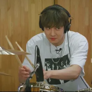 🙄 hombre, batería, baterista, música, músico, auriculares telegram sticker